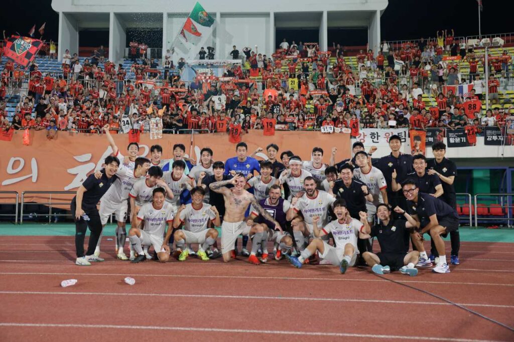 Gangwon FC đủ sức vô địch dù hành trình phía trước còn nhiều gian nan. 