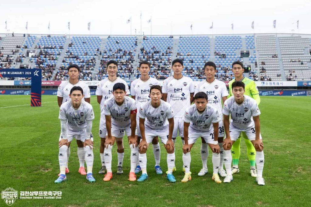 Gimcheon Sangmu, đội bóng vừa thăng hạng đang cạnh tranh gay gắt chức vô địch K-League 2024. 