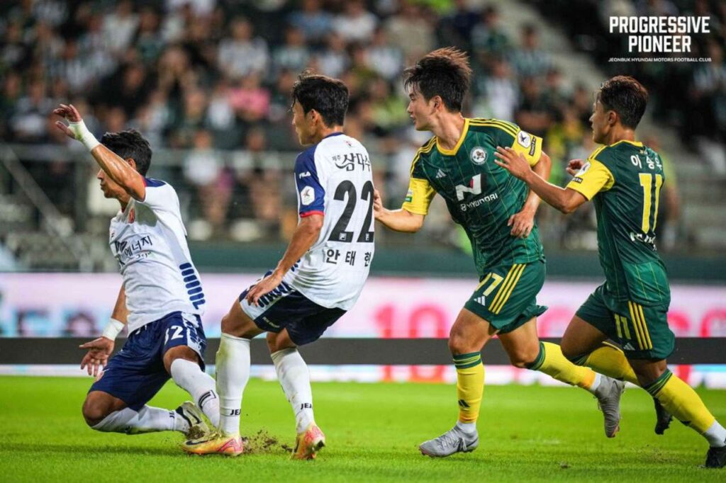 Jeonbuk tiếp tục đà thăng hoa với thắng lợi 2-1 trước Jeju United. 