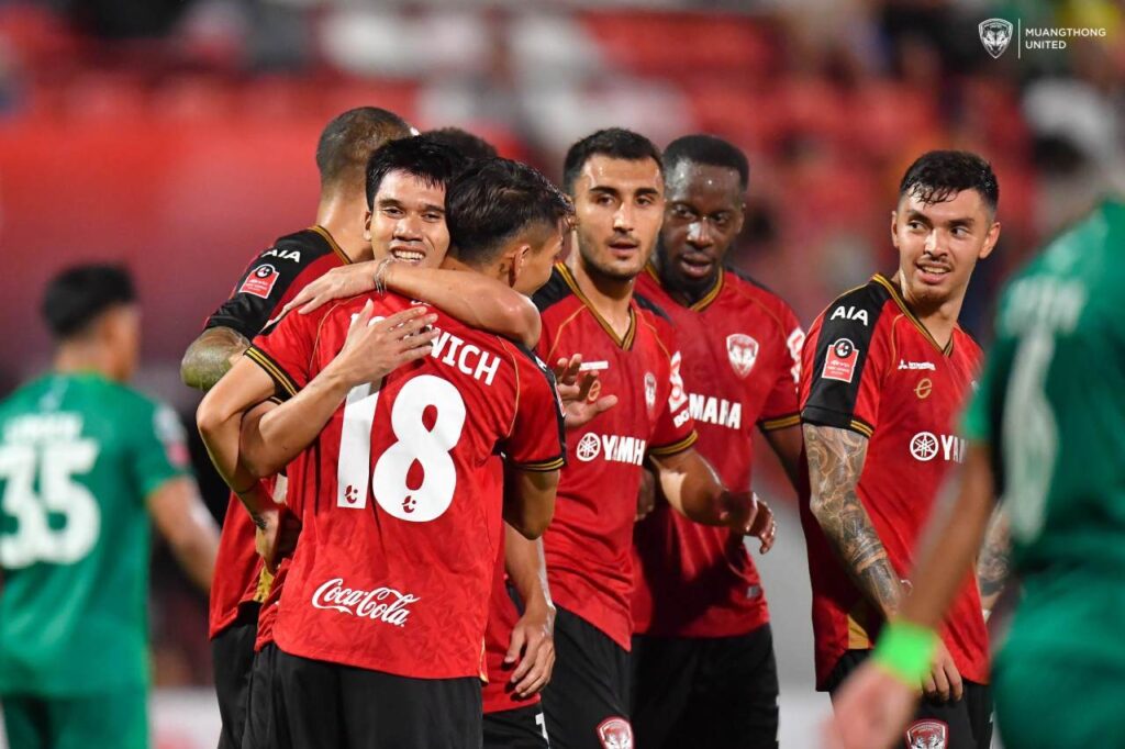 Muangthong United thắng đậm 4-2 trước Sukhothai FC. 