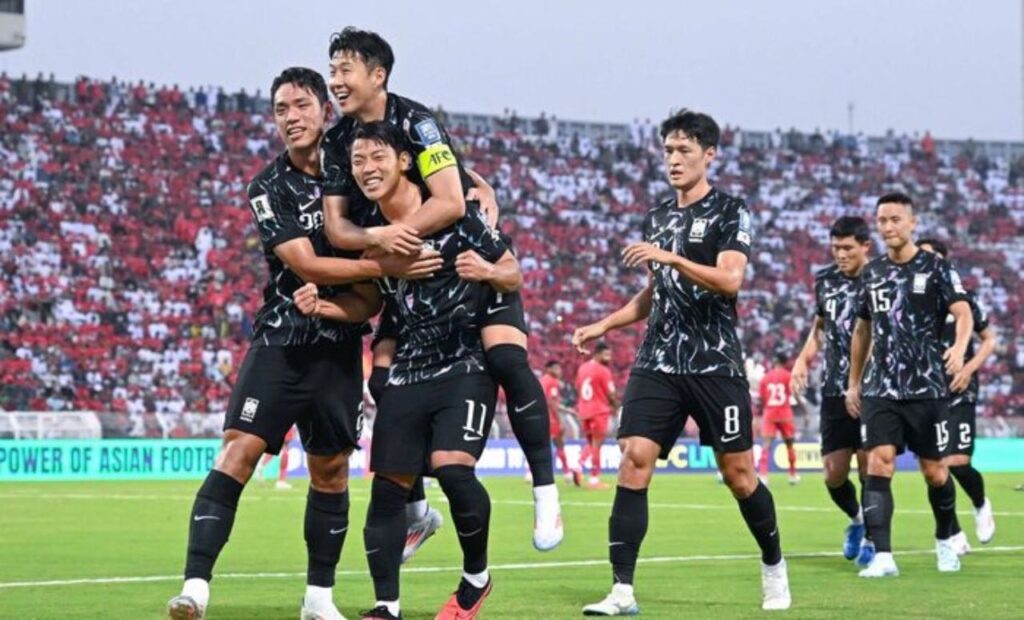 Hwang Hee-chan ăn mừng bàn thắng đưa Hàn Quốc vươn lên dẫn trước, trận đấu Oman 1-3 Hàn Quốc