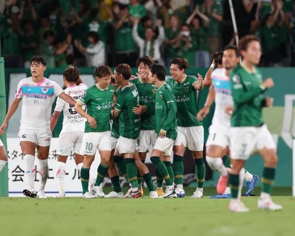 Tokyo Verdy đánh bại đội cuối bảng Sagan Tosu với tỉ số 2-0. 