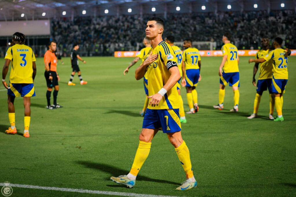 Ronaldo tỏa sáng ở những phút bù giờ, giúp Al Nassr nhọc nhằn có được 3 điểm. 