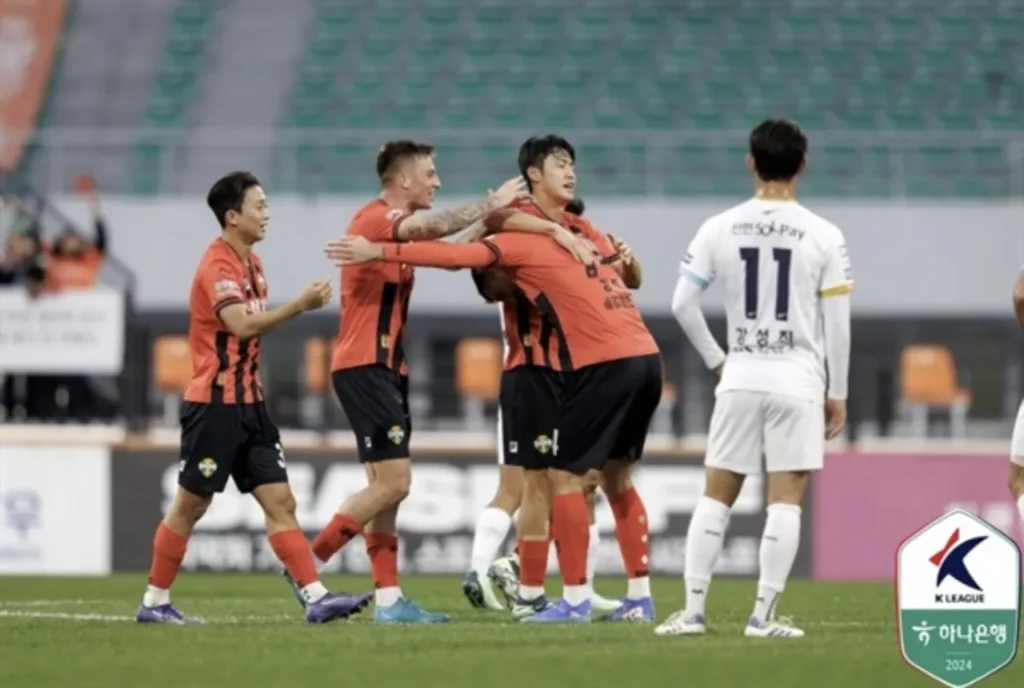 Gangwon có thắng lợi tối thiểu 1-0 trước FC Seoul để leo lên vị trí thứ 2. 