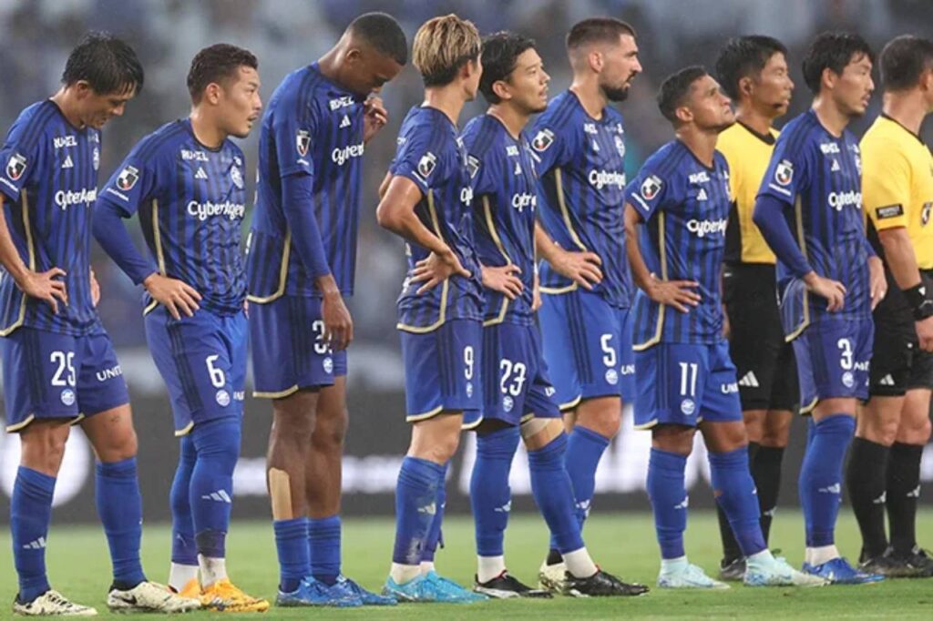 Machida Zelvia phơi áo trên sân nhà trước Kawasaki Frontale. 