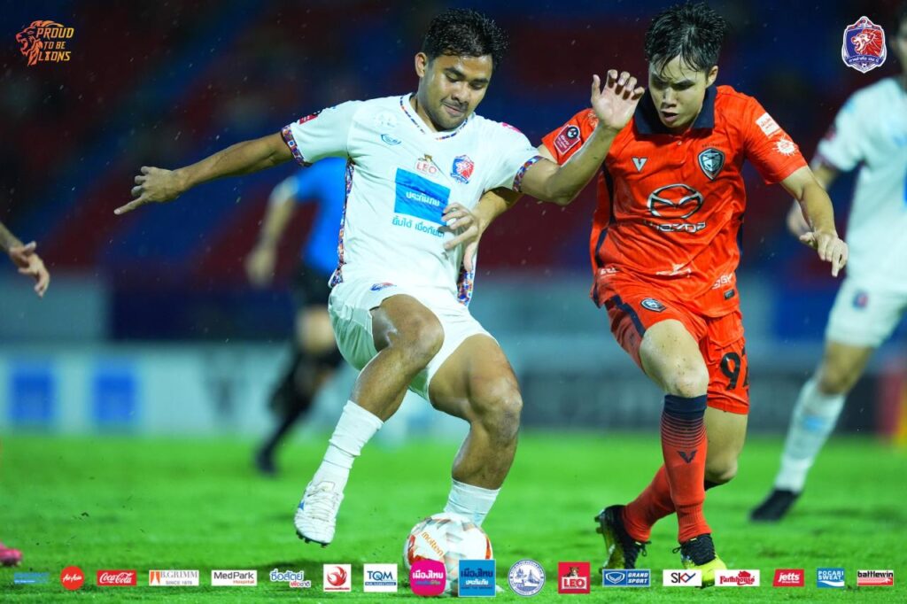 Port FC lội ngược dòng đánh bại Nakhonratchasima Mazda FC với tỷ số 3-2.