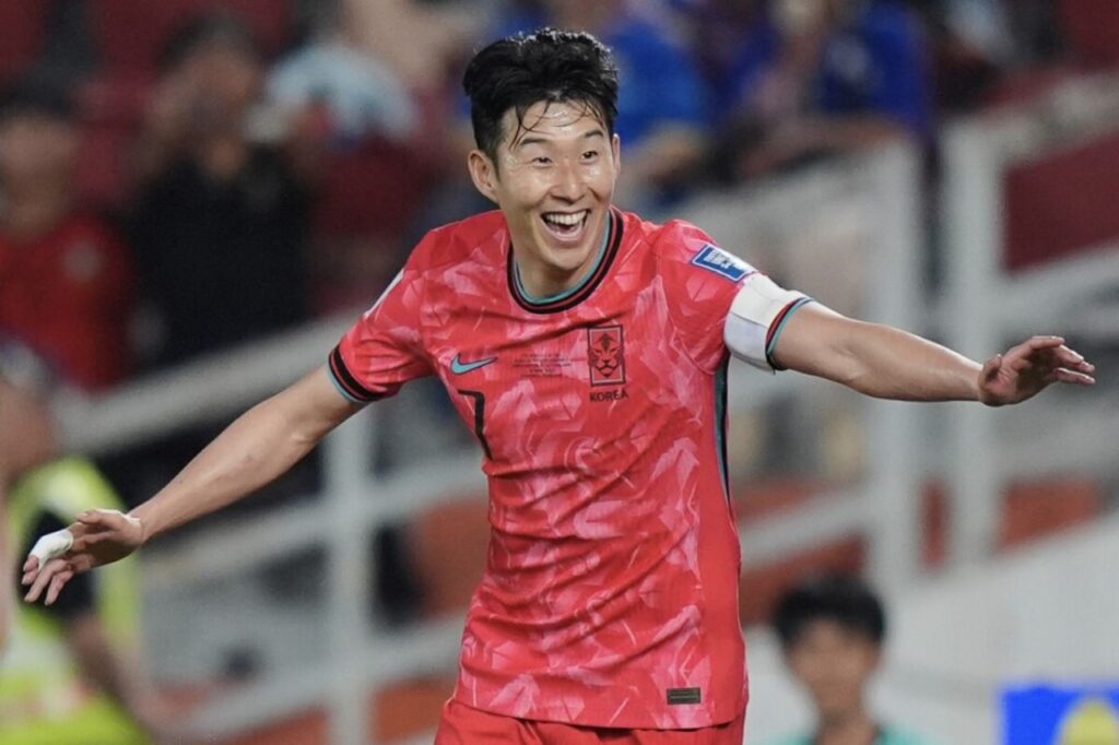 Son Heung-min đi vào lịch sử với lần thứ tư là cầu thủ nước ngoài xuất sắc nhất châu Á. 