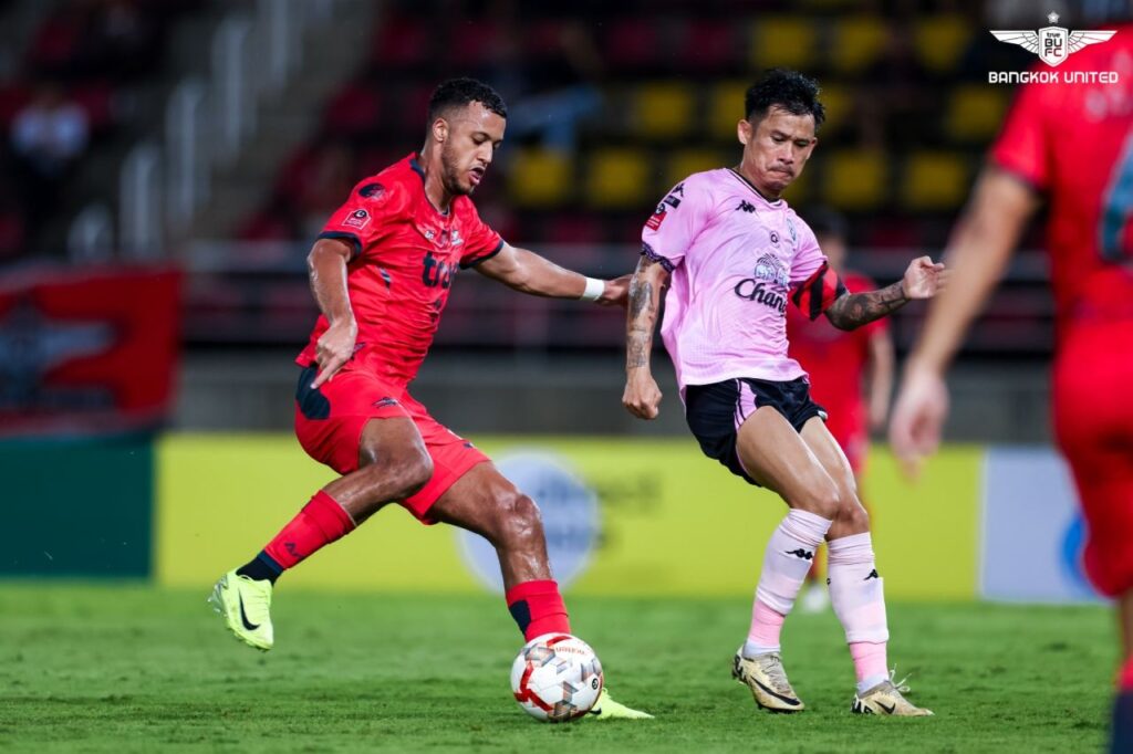 True Bangkok United có màn trình diễn ấn tượng khi đè bẹp Sukhothai FC 4-1 trên sân nhà. 