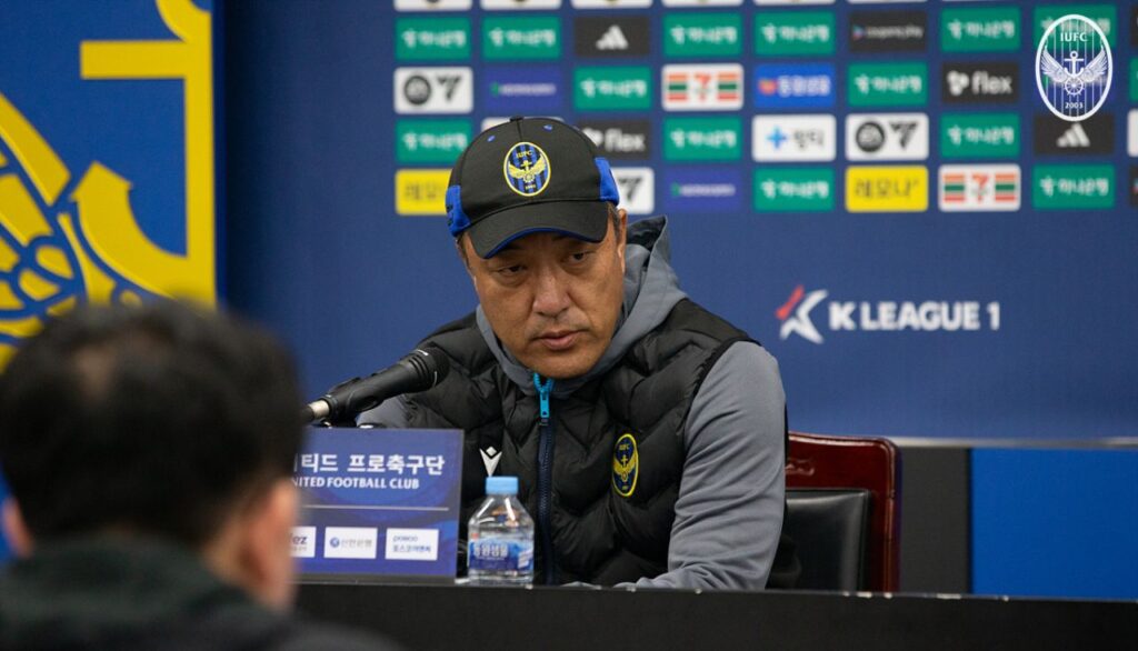 Ông Choi Young-geun, HLV trưởng Incheon United, trong buổi họp báo ở vòng loại thứ 4 K-League 2024.