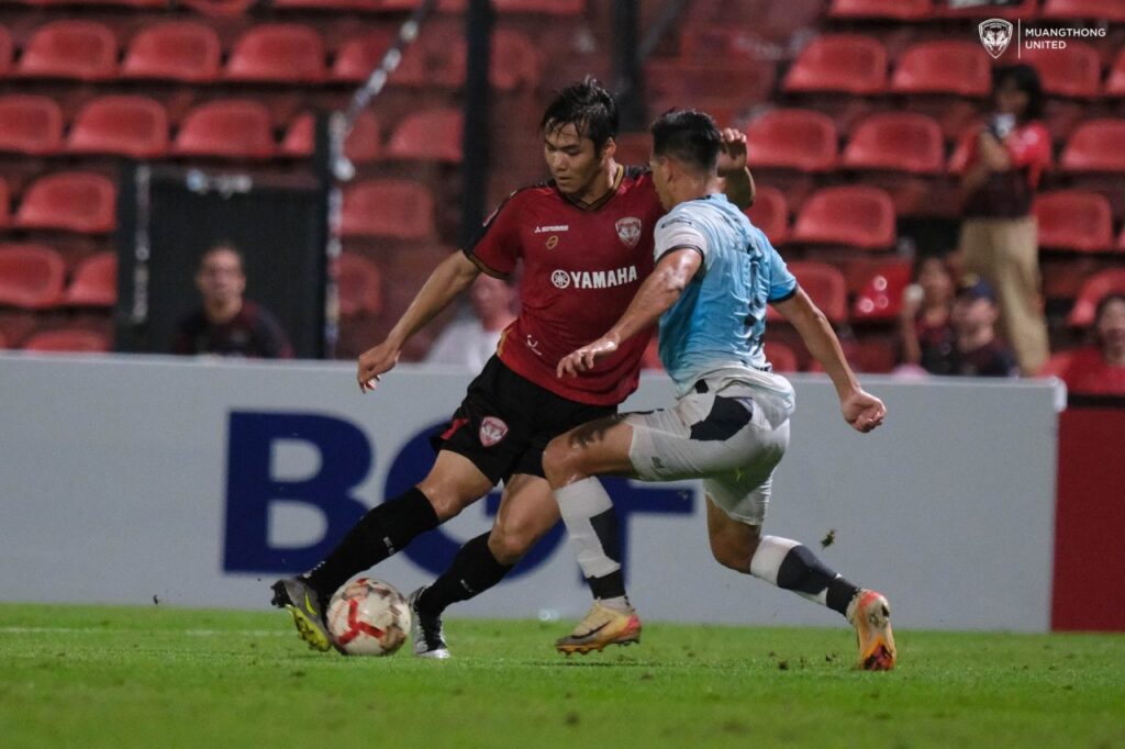 Muangthong United tạo nên cú sốc lớn khi đánh bại đội đầu bảng True Bangkok United với tỷ số 2-1