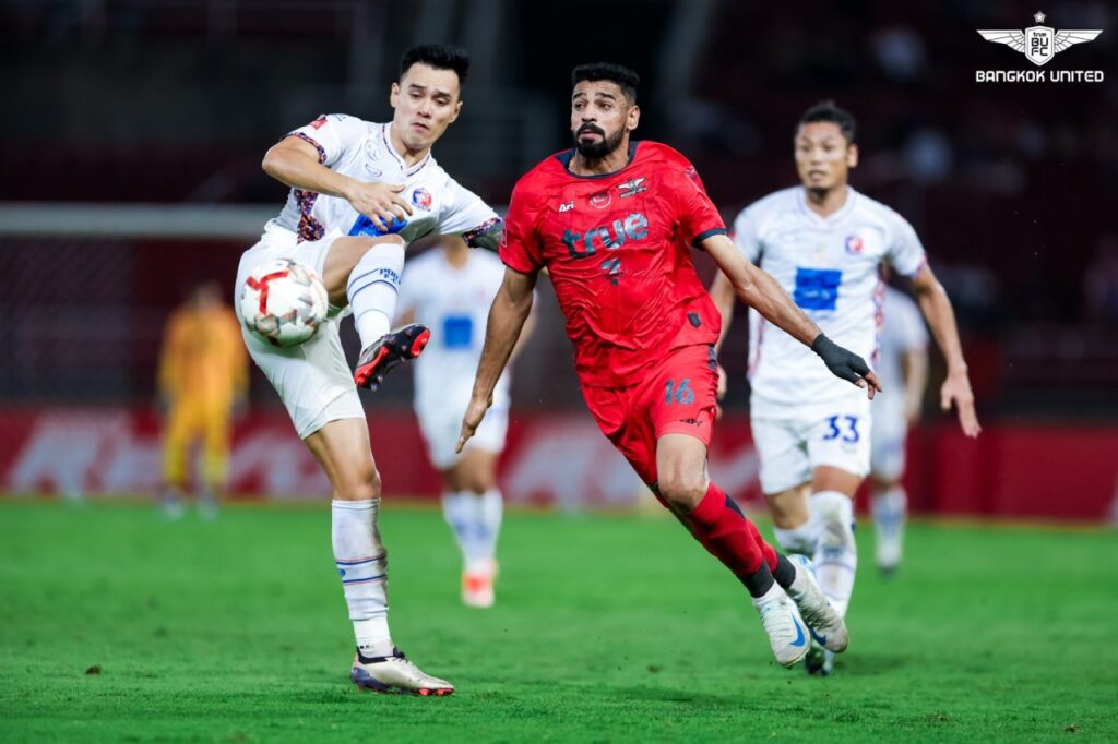 True Bangkok United giữ vững ngôi đầu bảng khi đánh bại Port FC với tỷ số 2-0.