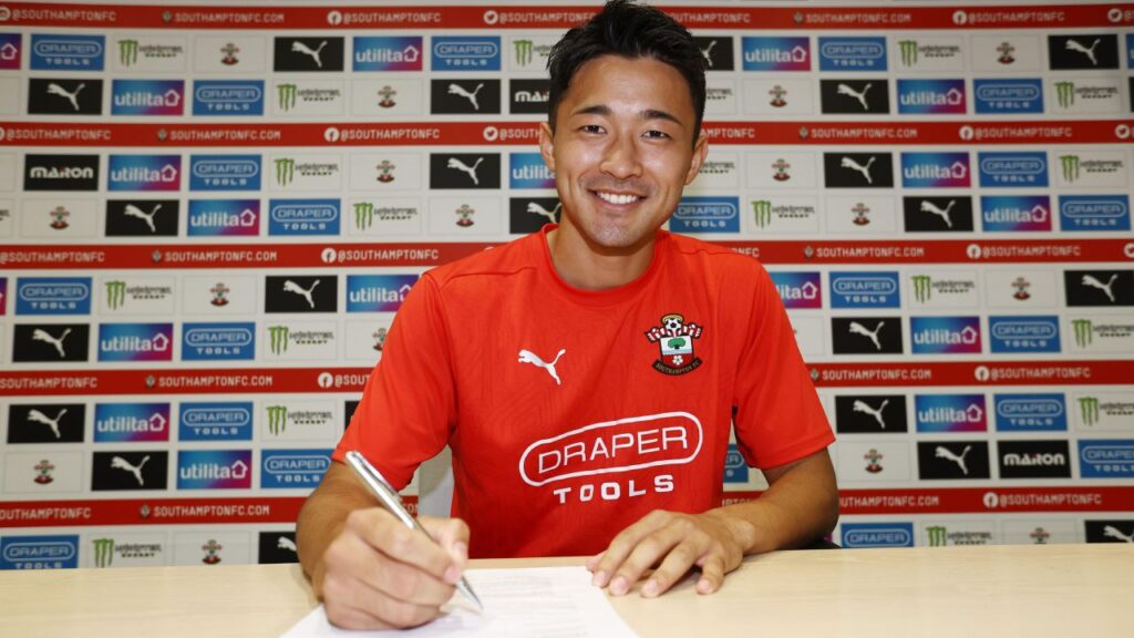 Yukinari Sugawara đang phải thích nghi để phù hợp với lối chơi của Southampton