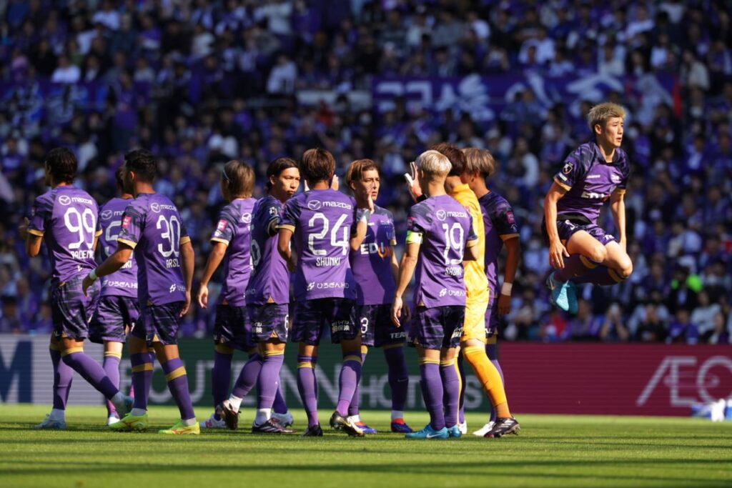 Sanfrecce Hiroshima buộc phải thắng Gamba Osaka ở vòng đấu cuối. 