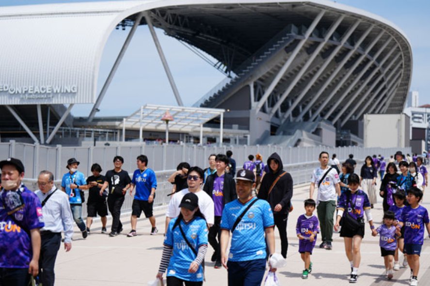 Thi đấu ở sân vận động mới đã giúp Sanfrecce, Đội bóng J-League, thu hút thêm lượng khán giả đến sân. 