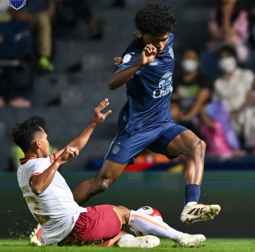 Buriram United thắng tưng bừng với tỷ số 4-0 trên sân nhà.