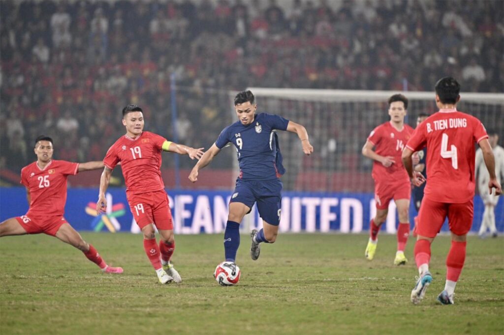 Sai lầm cá nhân là lý do chính khiến Thái Lan thua 2-1 trước Việt Nam. 