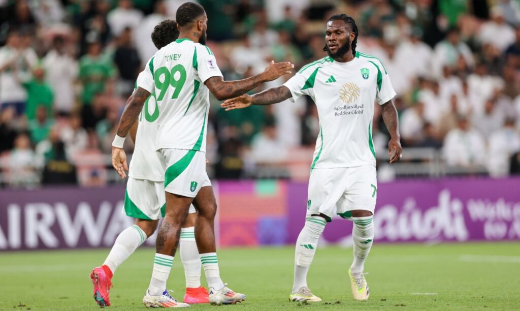 Ivan Toney lập công trong chiến thắng đậm của Al Ahli ở vòng đấu cuối.