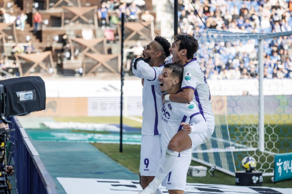 Tân binh K-League Anyang FC làm nên điều thần kì khi đánh bại Ulsan HD. 