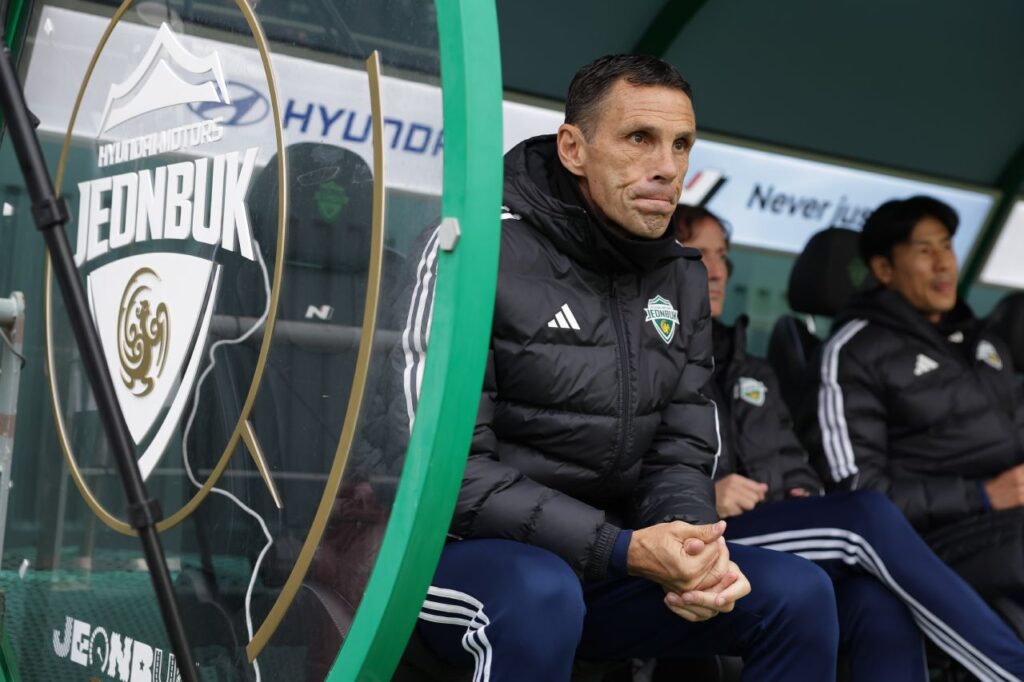 Tân HLV của Jeonbuk, Gus Poyet, có chiến thắng đầu tay tại K-League.