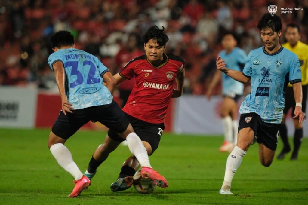 Muangthong United đánh bại Chiangrai United 2-1 ở những phút cuối cùng.