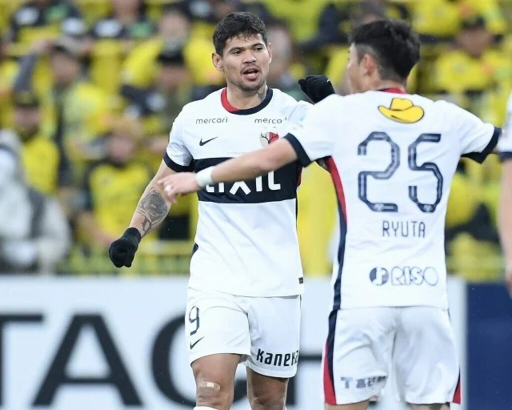 Leonardo de Sousa lập hattrick đưa Kashima Antlers lên ngôi đầu bảng.