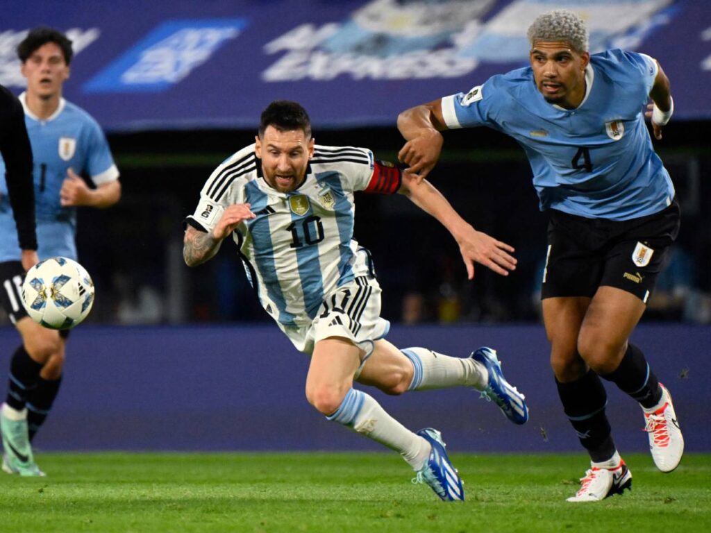 Messi cùng đồng đội quyết tâm đòi lại món nợ với Uruguay. 