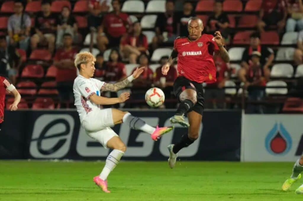 Muangthong United nối dài chuỗi trận thua sau khi bị Port FC đánh bại 1-2 ngay trên sân nhà.