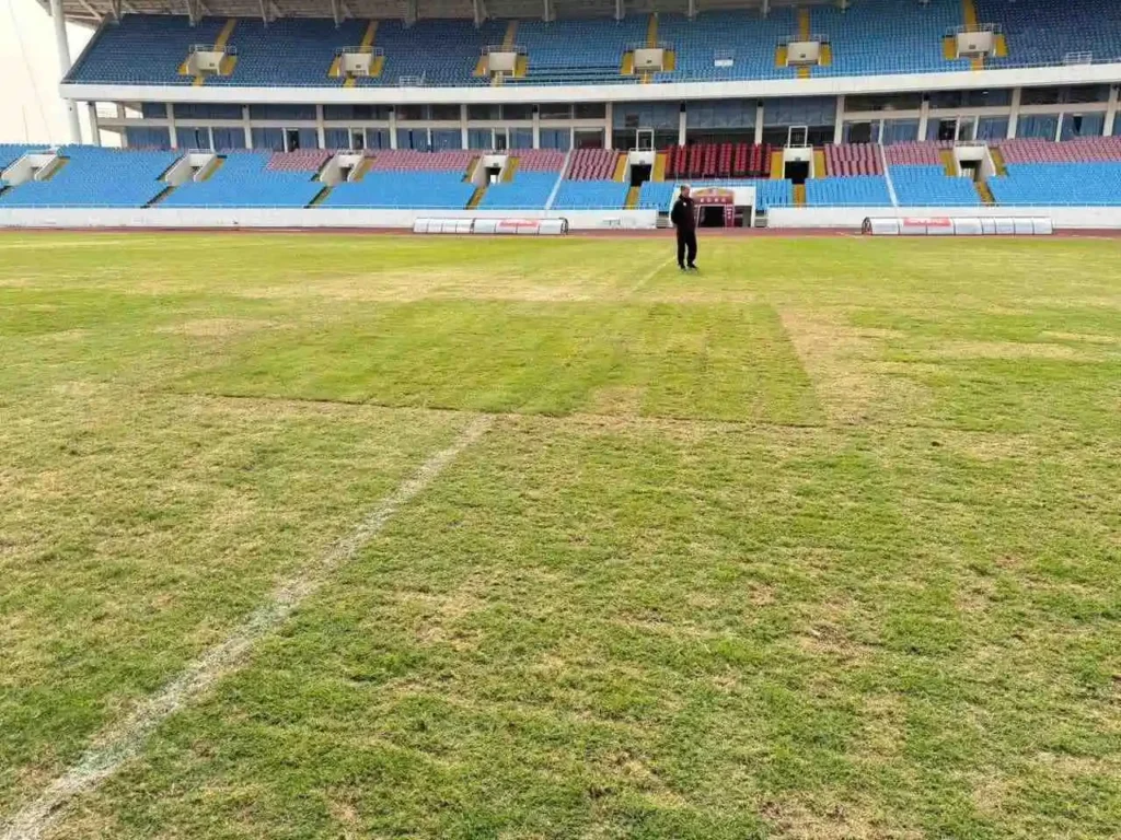 Sân vận động Mỹ Đình xuống cấp trầm trọng sau thời gian không được tu bổ.