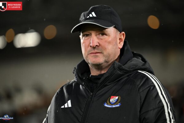 Yokohama F. Marinos Chính Thức Sa Thải HLV Steve Holland Sau Chuỗi Trận Bết Bát