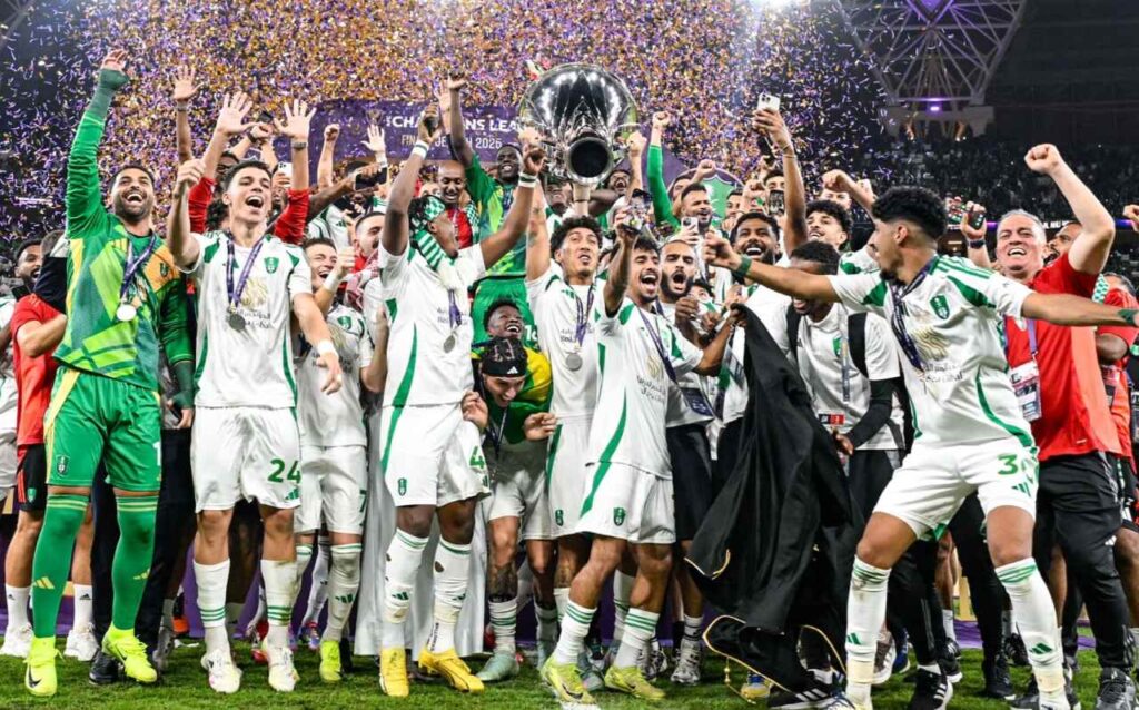 Các cầu thủ Al Ahli ăn mừng chức vô địch. 