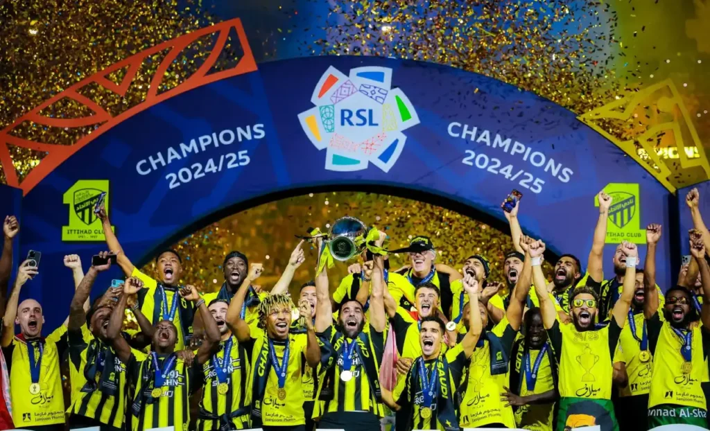 Al Ittihad ăn mừng chức vô địch Saudi Pro League 2024/25.