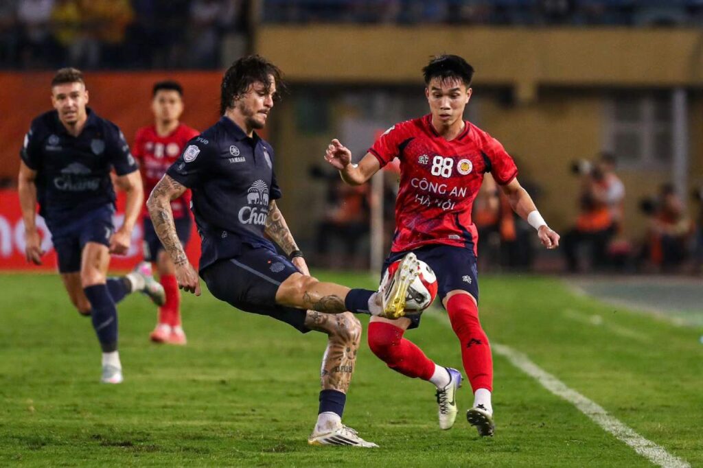 Buriram United bị Công An Hà Nội FC dẫn trước 2-0 ở hiệp thi đấu thứ nhất. 