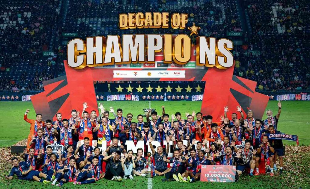 Buriram United vùi dập Nongbua Pitchaya 7-0, chính thức vô địch Thai League lần thứ 10. 