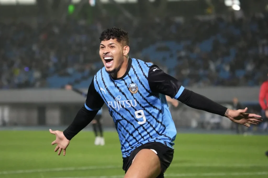 Erison là chủ công trên hàng tấn công của Kawasaki Frontale.