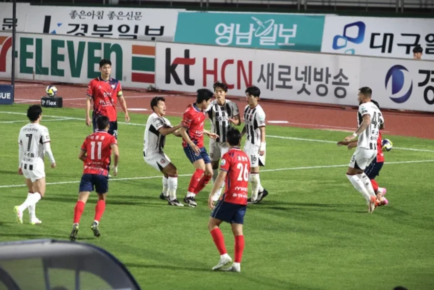 Xô xát đã xảy ra giữa Gimcheon và FC Seoul ở những phút cuối trận