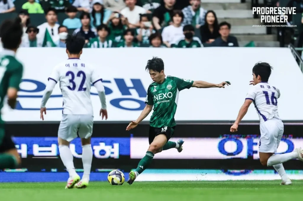 Jeonbuk đã vươn lên dẫn đầu bảng xếp hạng K-League sau chiến thắng ở vòng 14.