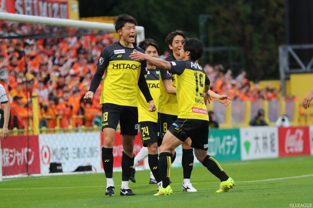 Kashiwa Reysol tiếp tục bám đuổi Kashima Antlers trên BXH. 