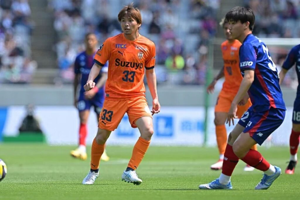 Tân binh J-League, Shimizu S-Pulse, có trận thứ 4 liên tiếp bất bại để leo lên nhóm dẫn đầu.