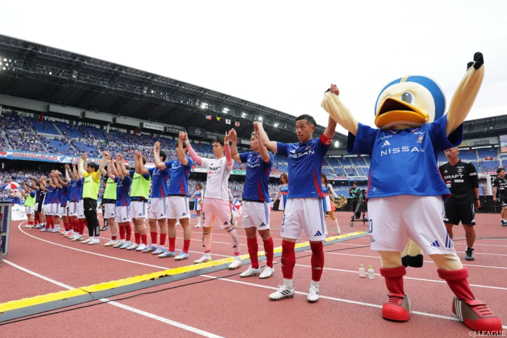 Yokohama F.Marinos tạm vượt qua khủng hoảng với chiến thắng 3-1 trước Kashima Antlers. 