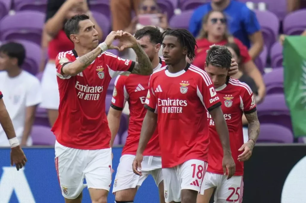 Benfica vượt trội hoàn toàn so với Auckland City.