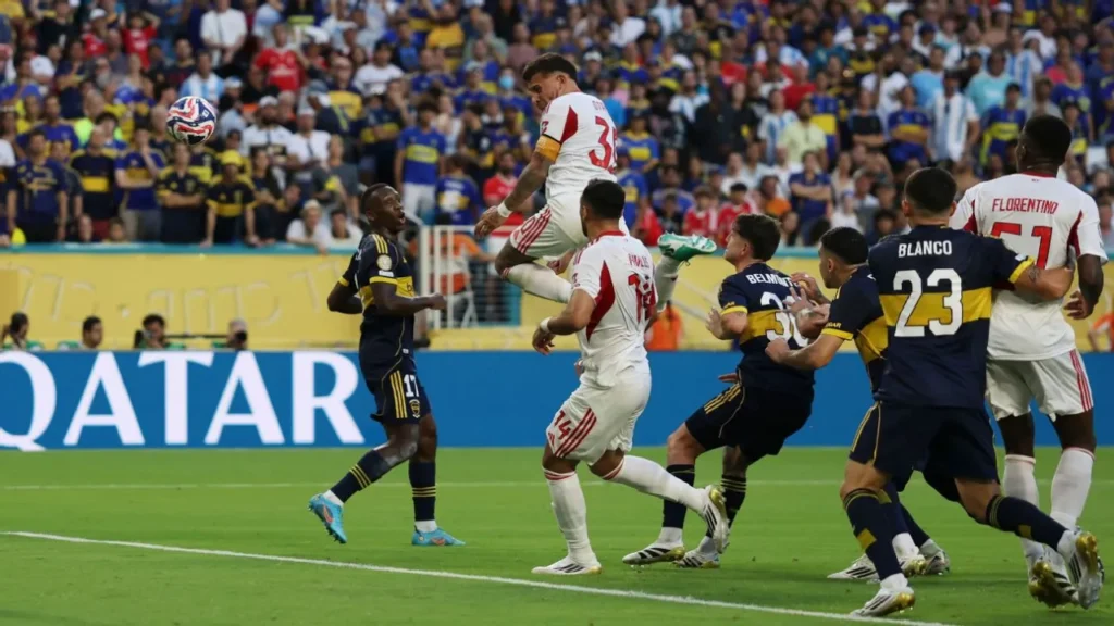 Boca Juniors và Benfica đã cống hiến một trận đấu nhiều cảm xúc.