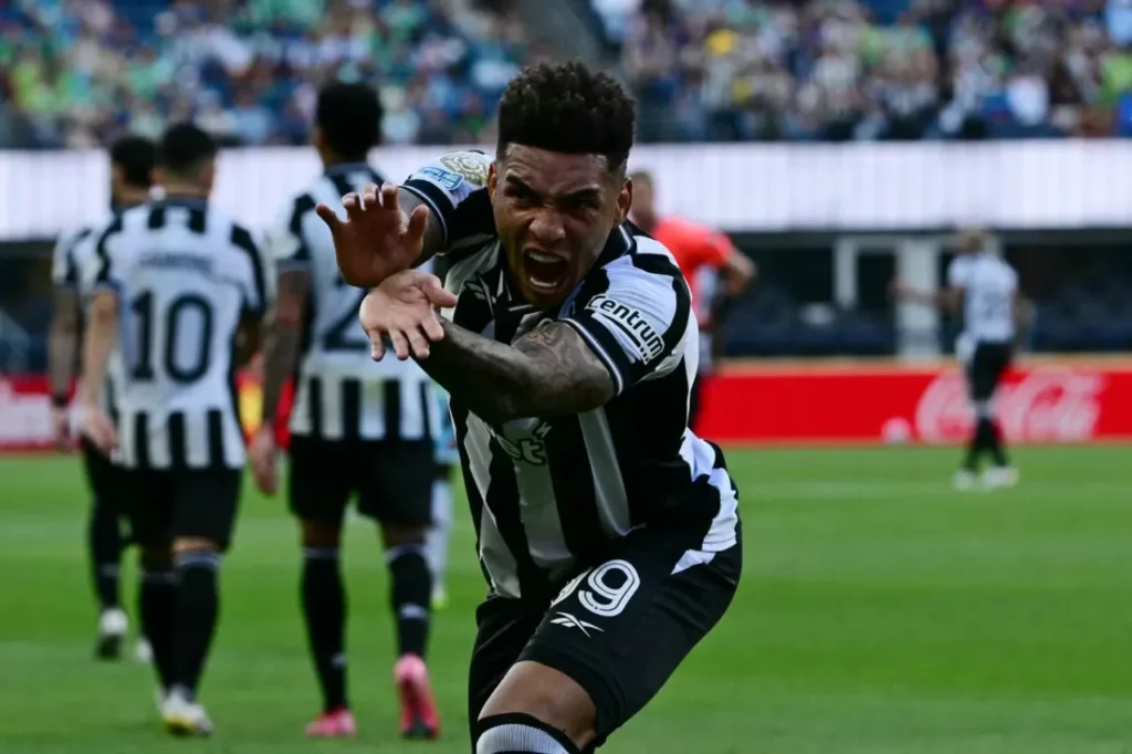 Botafogo có chiến thắng 2-1 trước Seattle Sounders để leo lên vị trí thứ 2 tại bảng B. 