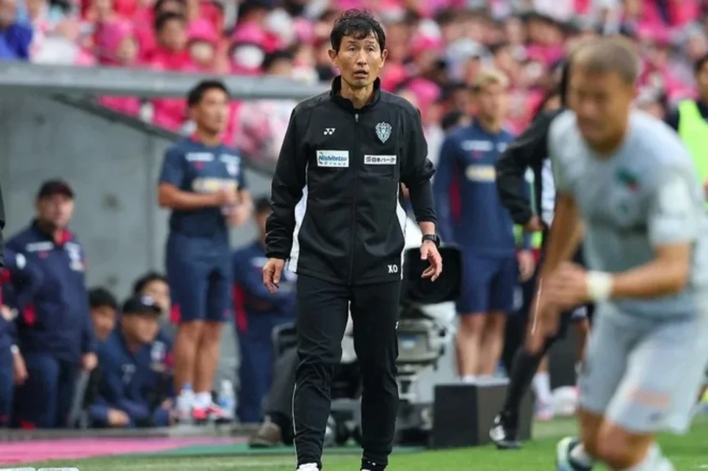 HLV Kim Myung-hwi đang loay hoay để giúp Avispa trụ hạng. 