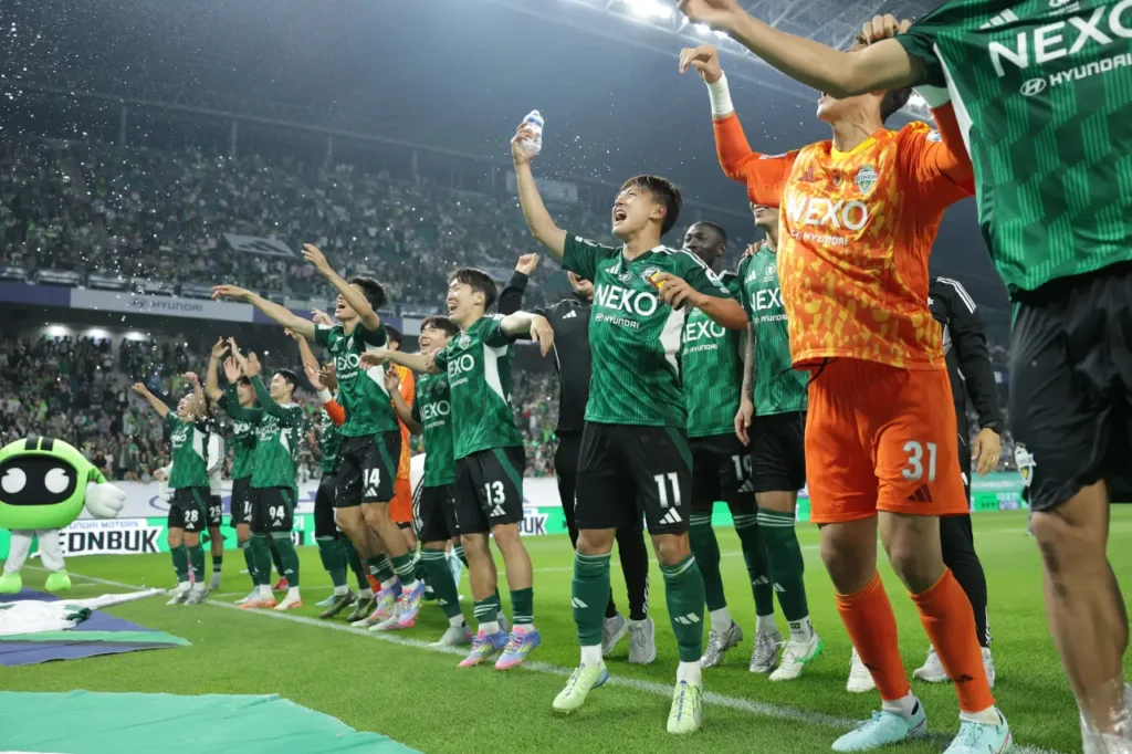 Jeonbuk tiếp tục củng cố vị trí đầu bảng của mình với chiến thắng ấn tượng trước Ulsan HD. 