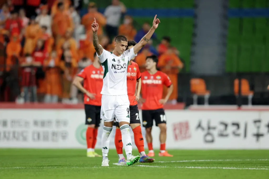 Jeonbuk tiếp tục củng cố vị trí dẫn đầu của mình trên BXH sau chiến thắng 3-0 trước Gangwon. 