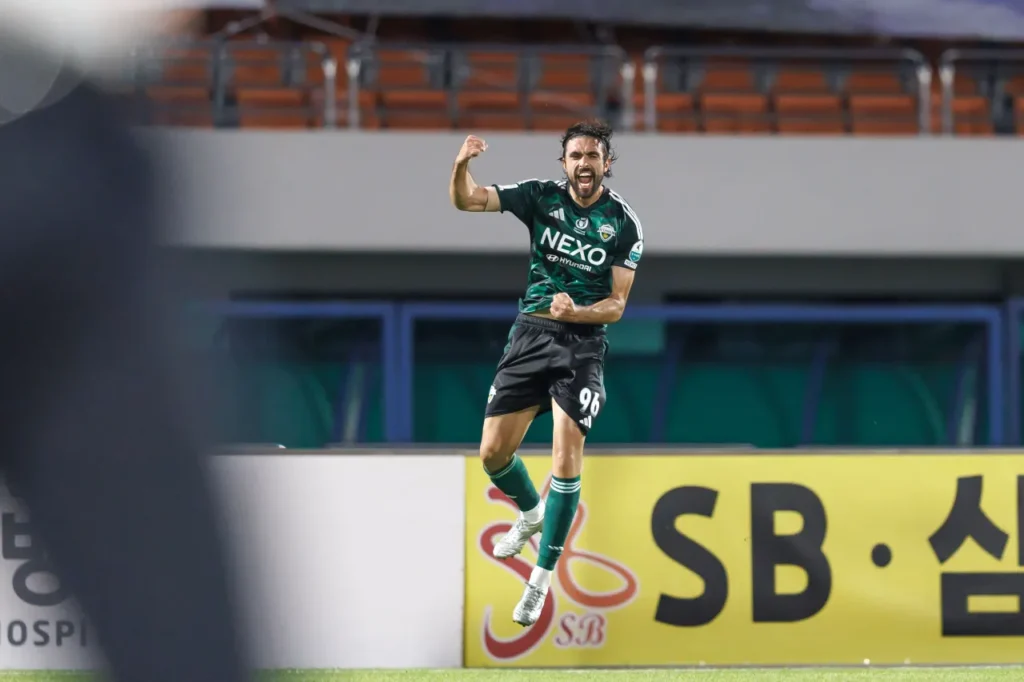 Compagno là người hùng của Jeonbuk ở vòng 21. 