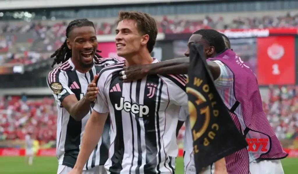 Thắng dễ 4-1, Juventus đặt chân vào vòng loại trực tiếp