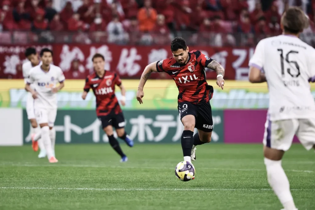 Kashima Antlers và Sanfrecce Hiroshima hoà nhau kịch tính với tỉ số 1-1.