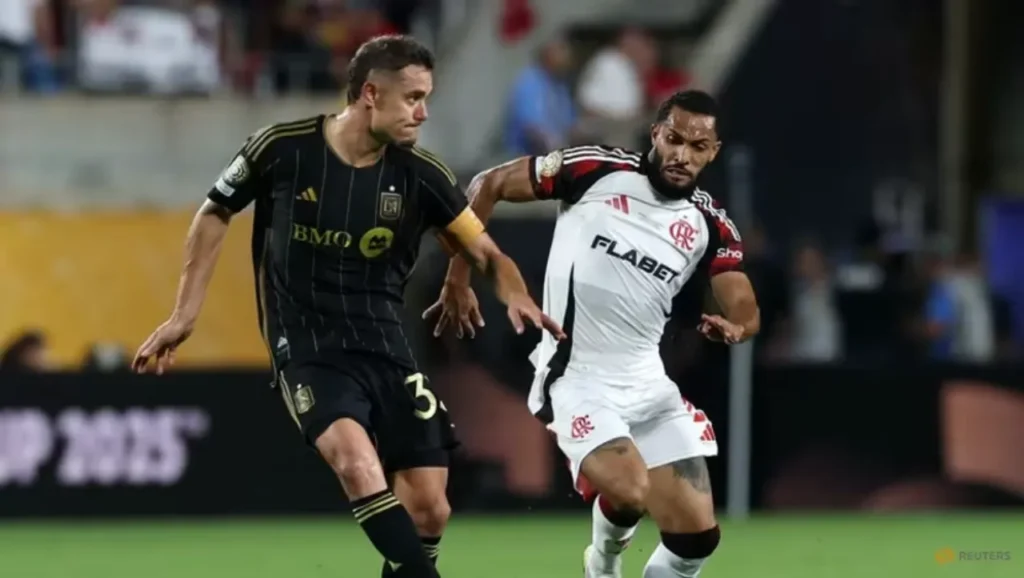 Bị chia điểm, nhưng Flamengo (áo trắng) vẫn đi tiếp với ngôi đầu bảng. 