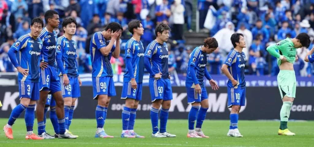 Các cầu thủ Machida Zelvia thất thần với thất bại 0-3 trươc Yokohama F.Marinos trên sân nhà